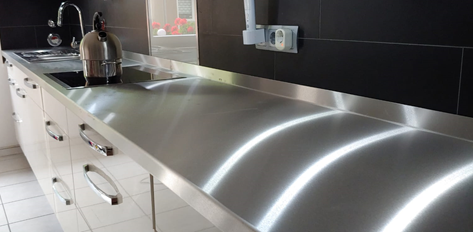 Edelstahl Arbeitsplatte mit Ausschnitte für Herd und Spüle